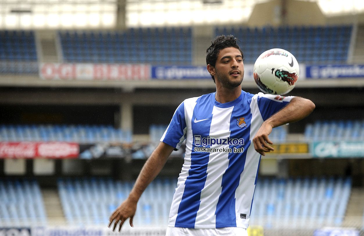 Carlos Vela mexikarra, atzo, Anoeta estadioan egindako aurkezpenean. JAGOBA MANTEROLA / ARGAZKI PRESS.