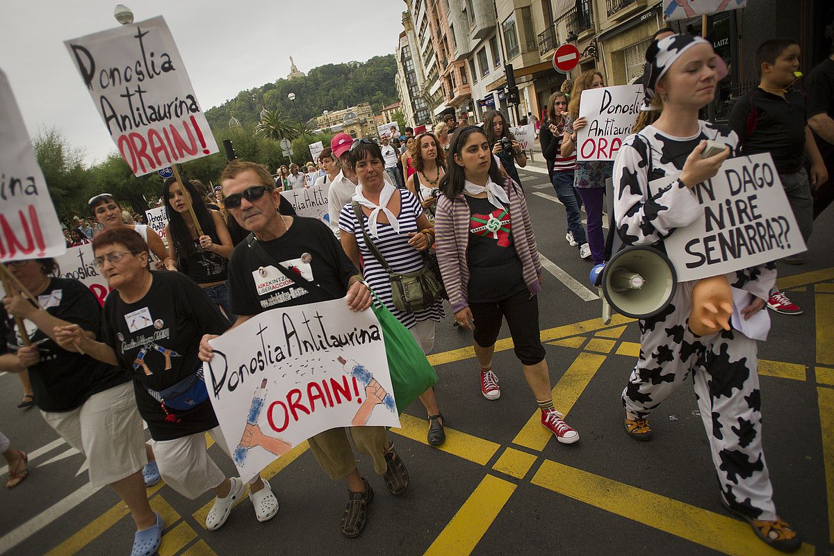 Manifestariak, zezenketen aurkako afixak eskuan hartuta. GARI GARAIALDE / ARP.