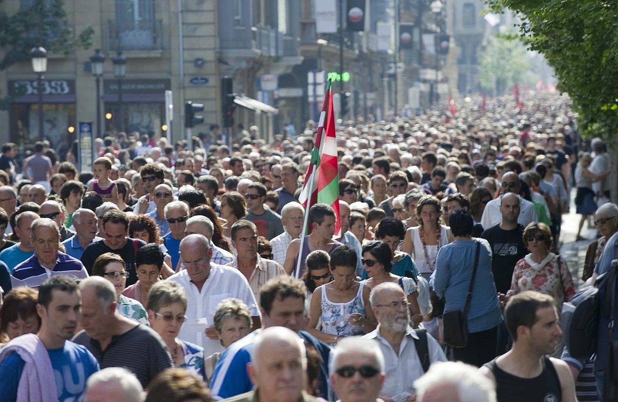 Manifestariak, atzo, Donostiako kaleetan. ANDONI CANELLADA / ARGAZKI PRESS.