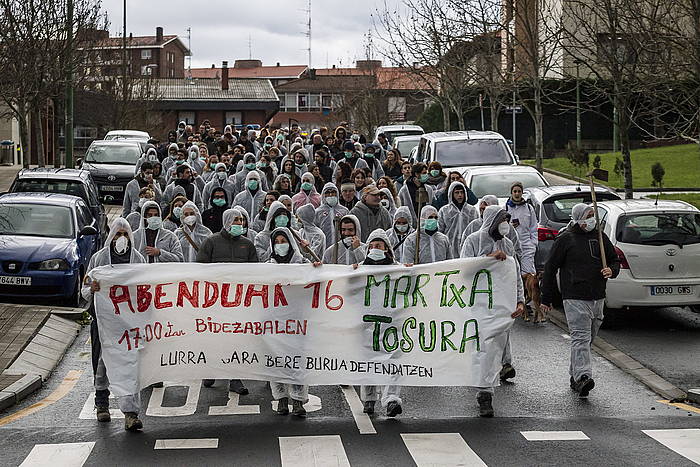 Abenduaren 16an manifestazioa egin zuten Tosuko lanak berriz hastekoak zirela salatzeko. ARITZ LOIOLA, ARGAZKI PRESS