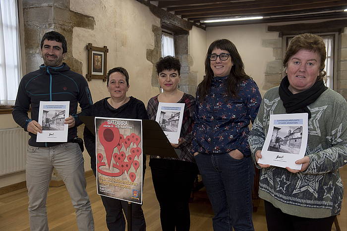 Aritz Ikobalzeta, Begoña Goikoetxea, Eneka Maiz, Alazne Juaniz eta Maria Saez de Albeniz, gaur, prentsaurrekoan. IñIGO URIZ