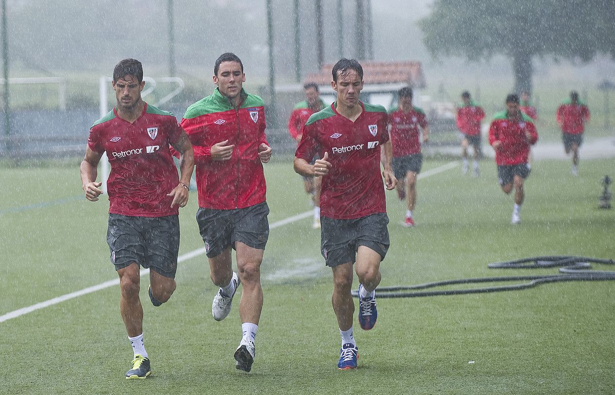 Aitor Ocio, Ustaritz Aldekoaotalora eta David Lopez, denboraldi-aurre honetako Lezamako entrenamendu batean, euripean korrika. LUIS JAUREGIALTZO / A. PRESS.