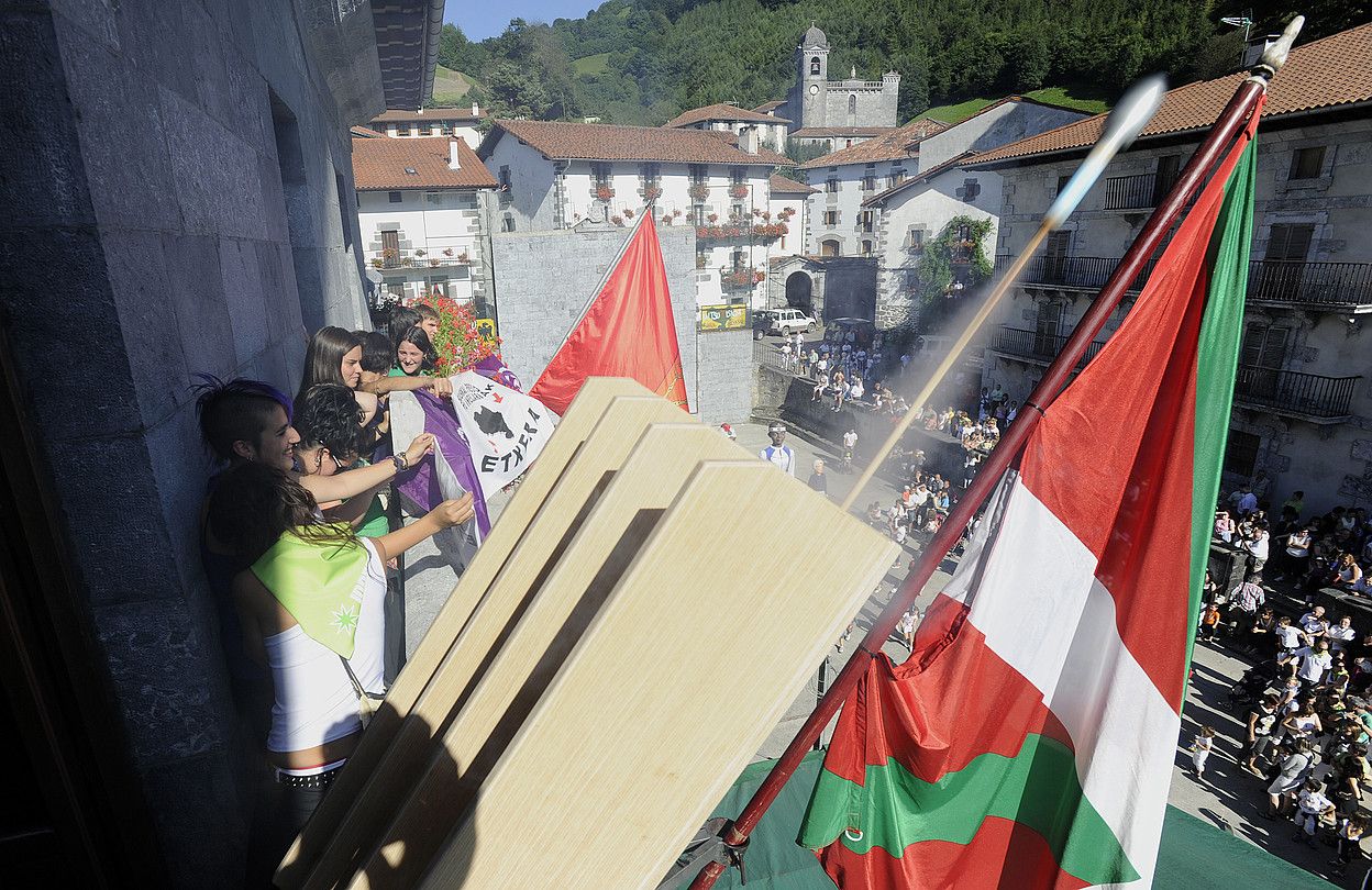 Jende asko bildu zen atzo udaletxeko plazan, txupinazoa ikusteko asmoz. JAGOBA MANTEROLA/ARGAZKI PRESS.