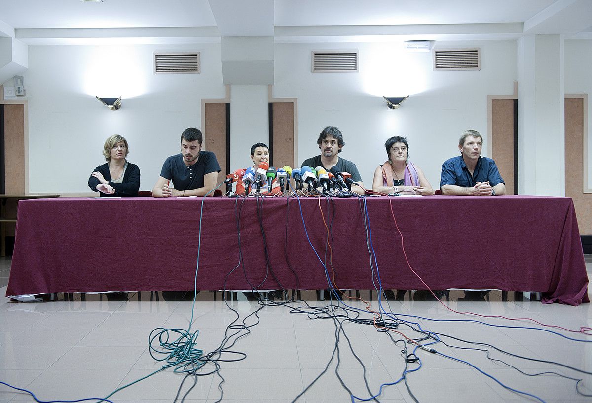 Ikerne Badiola, Ander Rodriguez, Jone Goirizelaia, Pello Urizar, Begoña Vesga eta Rufi Etxeberria, proposamenaren aurkezpenean. JON URBE / ARGAZKI PRESS.