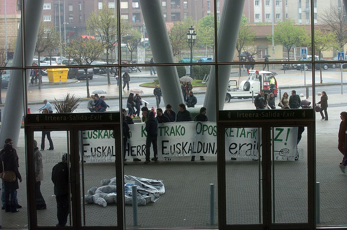 EHEren protesta, 2009ko Osakidetzaren lan eskaintza publikoan. LUIS JAUREGIALTZO / ARGAZKI PRESS.