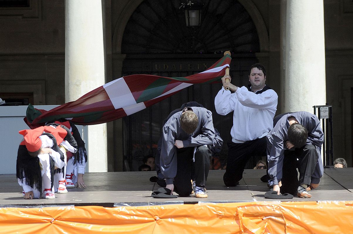 Udaletxearen aurrean egin zuten omenaldia. JUANAN RUIZ / ARGAZKI PRESS.