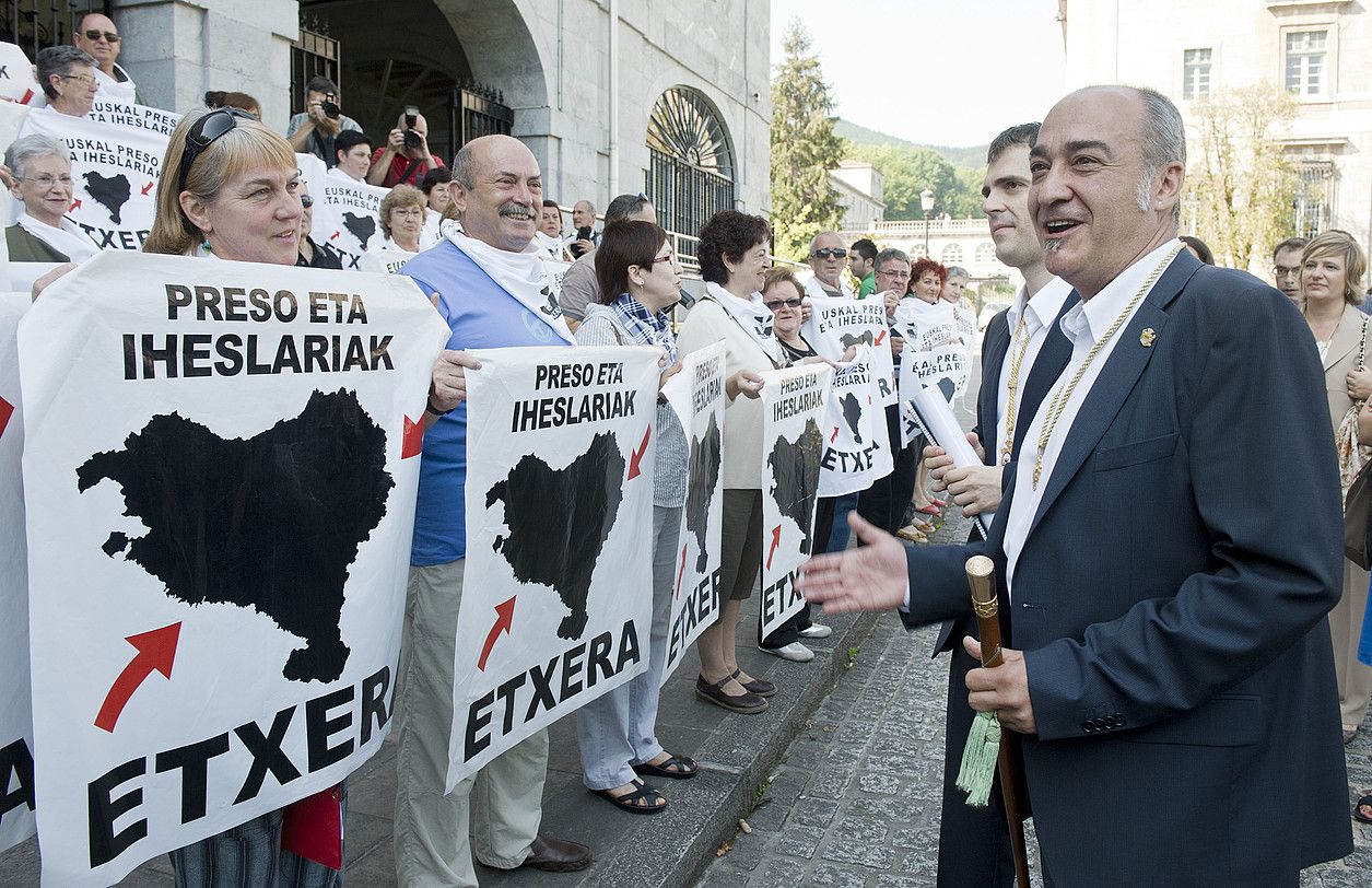 Martin Garitano Gipuzkoako ahaldun nagusia, joan den astelehenean, Azpeitian, presoen senideen ondoan . JON URBE / ARGAZKI PRESS.