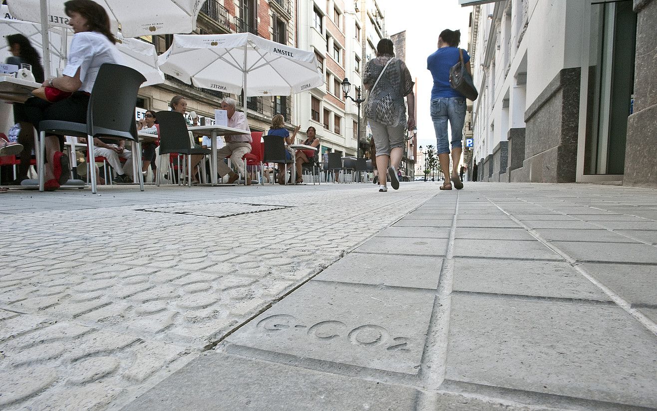 Bilboko Lutxana kalea oinezkoentzat da orain. Jarlekuak ere jarri dituzte, eta tabenariek terraza jartzeko aukera dute. JON HERNAEZ / ARGAZKI PRESS.