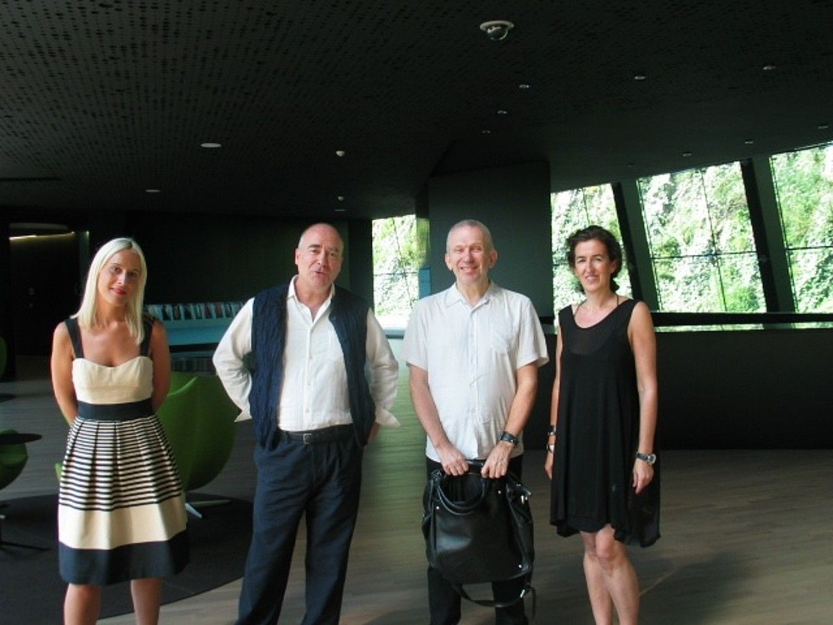 Miren Arzalluz, Javier Gonzalez de Durana, Jean-Paul Gaultier eta Sara Pagola, Balentziaga museoan. CRISTOBAL BALENTZIAGA MUSEOA.