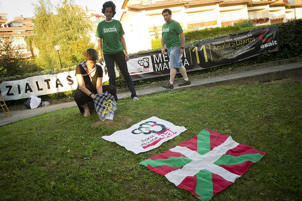 Euskal selekzioaren aldeko monolitoa inauguratu zuten atzoko ekitaldian. GARI GARAIALDE/ ARGAZKI PRESS.