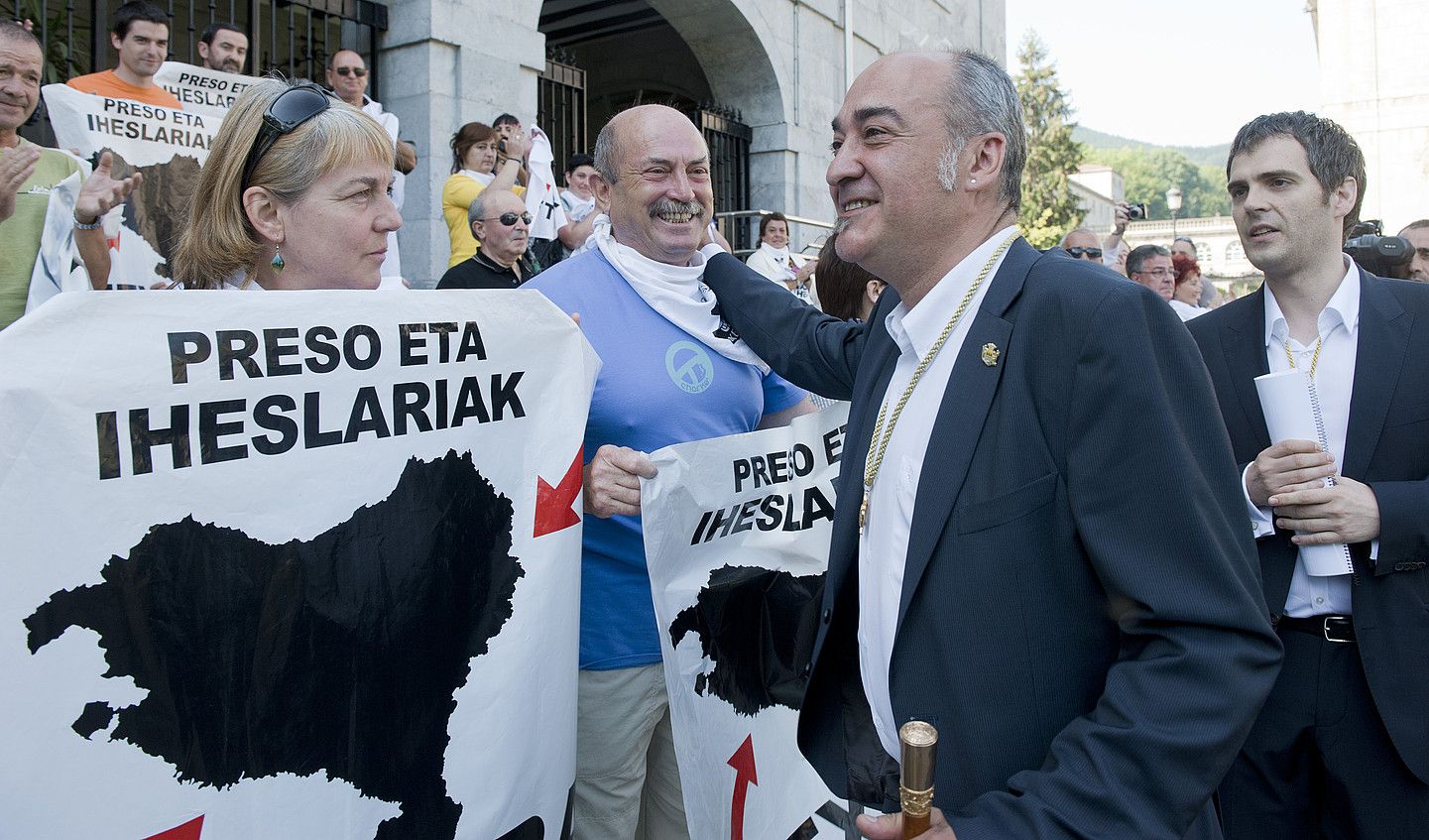 Martin Garitano Gipuzkoako ahaldun nagusia eta Eneko Etxeberria Azpeitiako alkatea presoen senideak agurtzera hurbildu ziren. JON URBE / ARGAZKI PRESS.