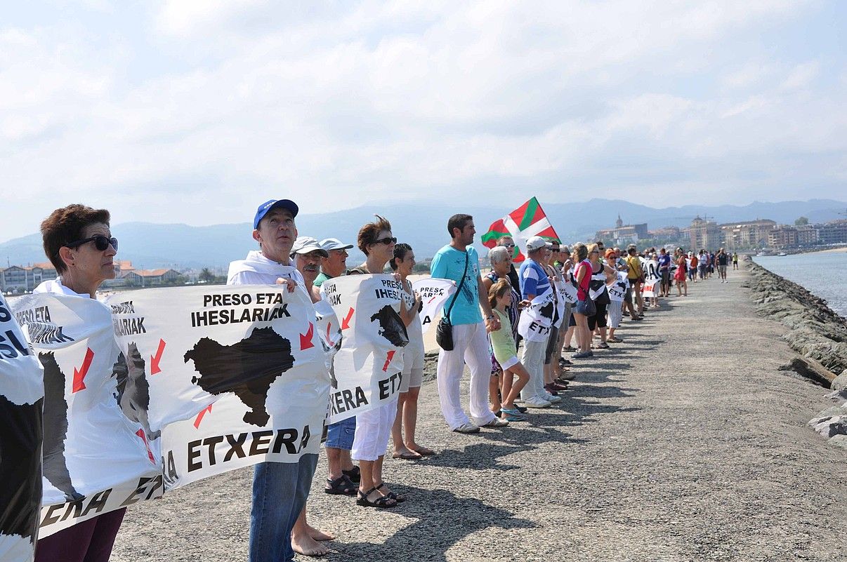 Euskal presoen eskubideen alde giza katea egin zuten atzo Hendaiako kai muturrean. BERRIA.