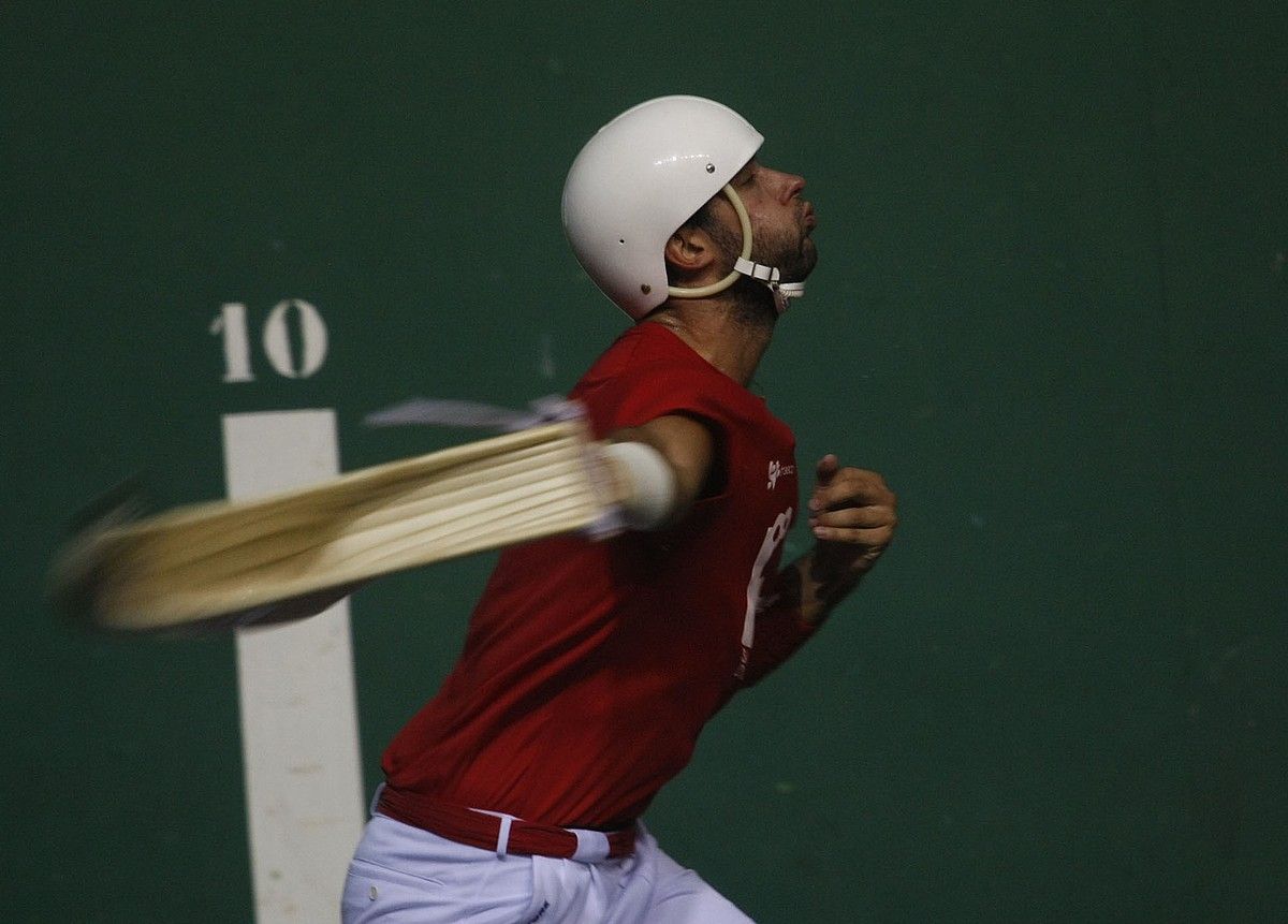 Imanol Lopez, pilota albotik jaurtitzen, aurtengo binakako txapelketako partida batean. JAI-ALIVE.