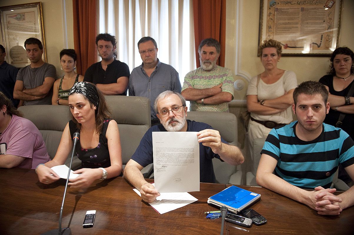 Pablo Barrio alkatea, Lasarteko Bilduko kideekin batera, atzo. Mehatxu gutuna dauka eskuan. J.C. RUIZ / ARGAZKI PRESS.