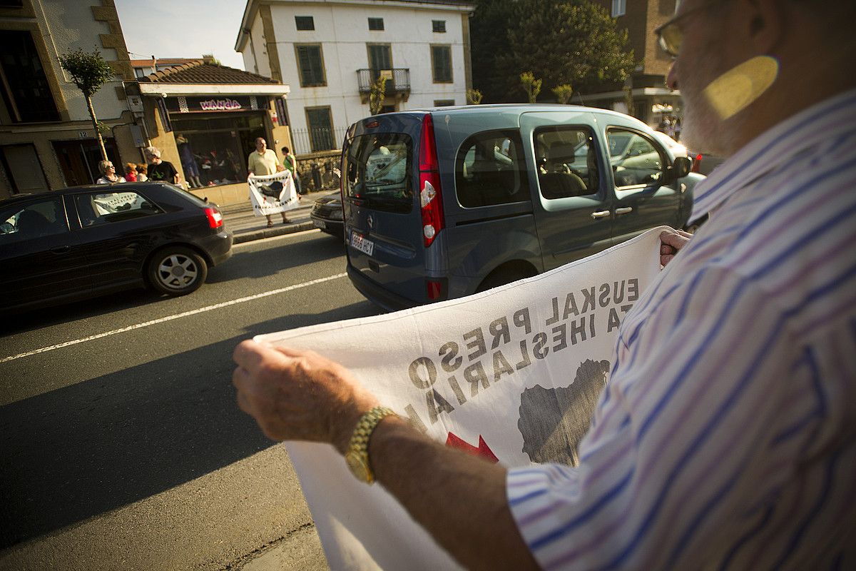 Zarautzen errepide aldamenean egin zituzten azken ostiraleko mobilizazioak atzo. GORKA RUBIO / ARGAZKI PRESS.