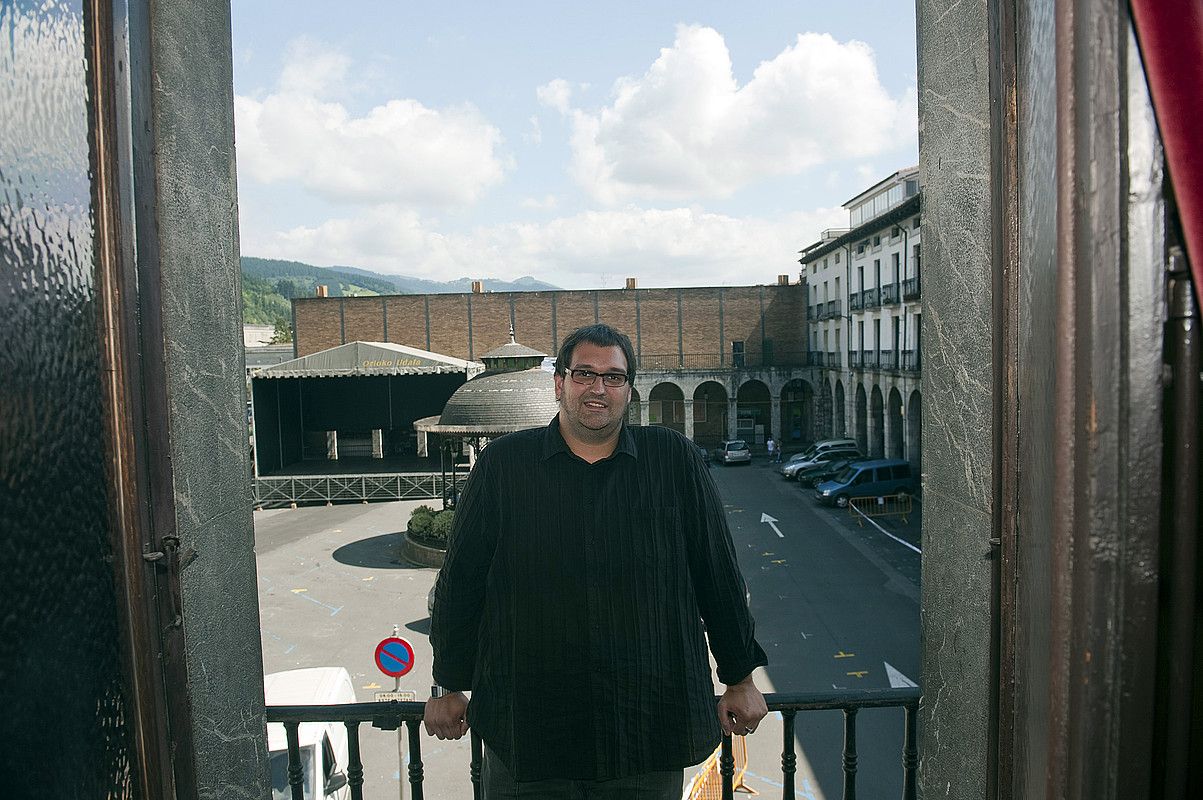 Jaime Amenabar, plaza nagusia atzean duela. JUAN CARLOS RUIZ / ARGAZKI PRESS.