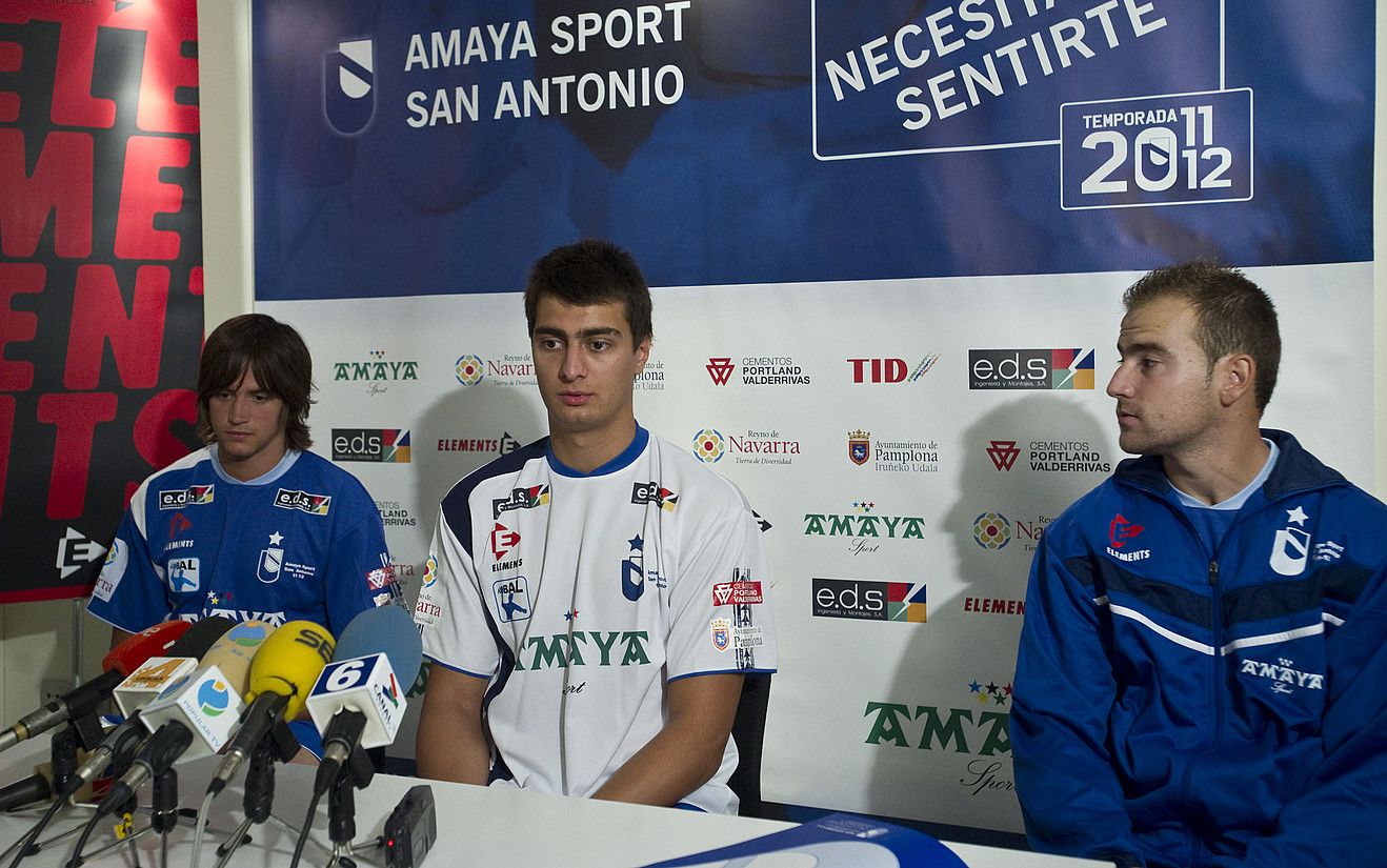 Luisfe Jimenez, Iñaki Peciña eta David JImenez, atzoko aurkezpenean, kazetarien aurrean. JAGOBA MANTEROLA / ARGAZKI PRESS.