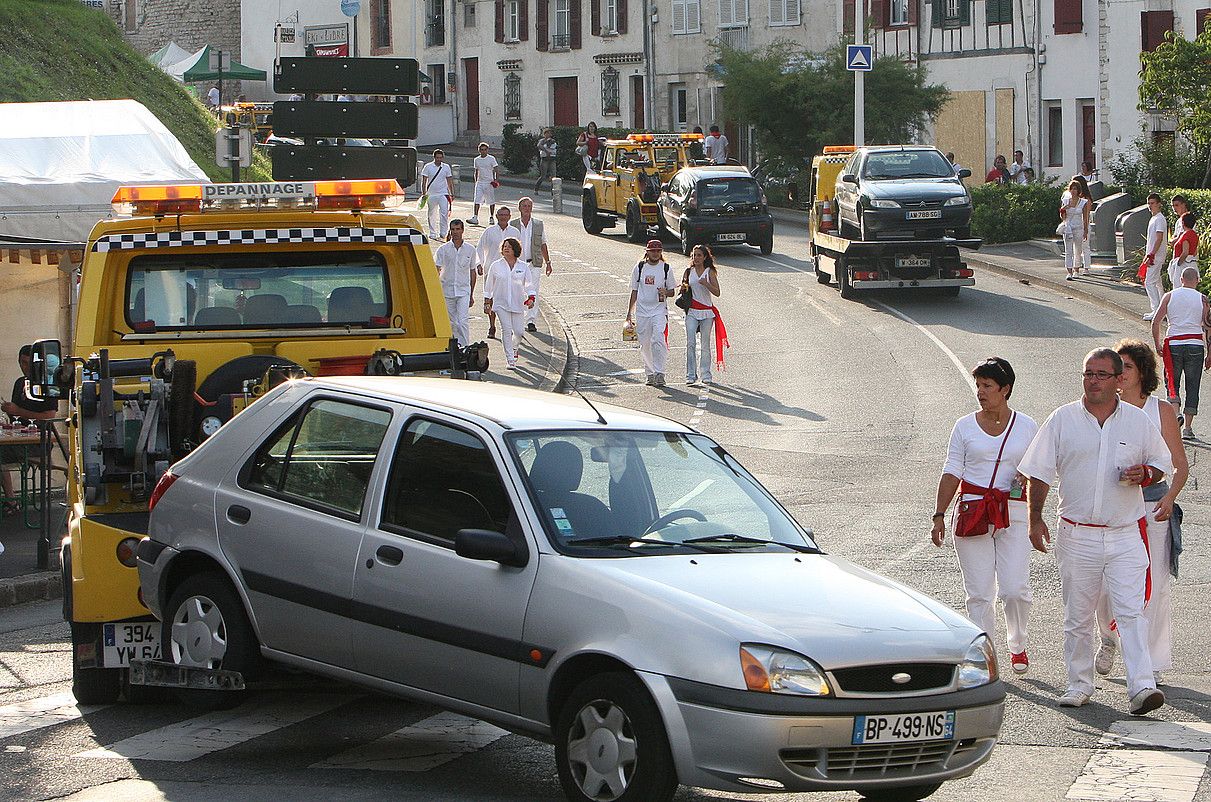 Goizeko sorpresa karatsa. «Non dut autoa? Alta, segur naiz hor utzia nuela...». Autoa aparkatu, besta hasi, autoa ahantzi eta sorpresa txarrarekin hasten dute biharamuna batzuek. Besta biharamuna zaila bada, oraindik zailagoa izanen dute batzuek. Auto biltegian errekuperatu beharko dute autoa, isun potolo bat ordaindu eta. Lasai hartu, balentria bat gehiago ukanen duzu kontatzeko! BOB EDME.