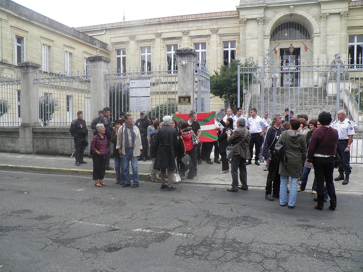 Agengo auzitegia, atzo. BERRIA.