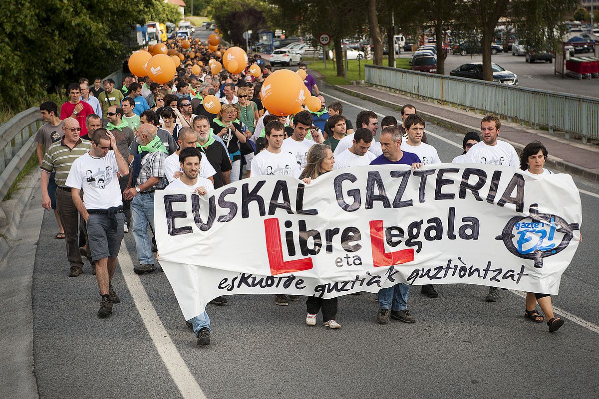 Ostiralean manifestazioa egin zuten, gazteak aske uzteko eskatuz, Eleak mugimenduak deituta . G.GARAIALDE / ARP.