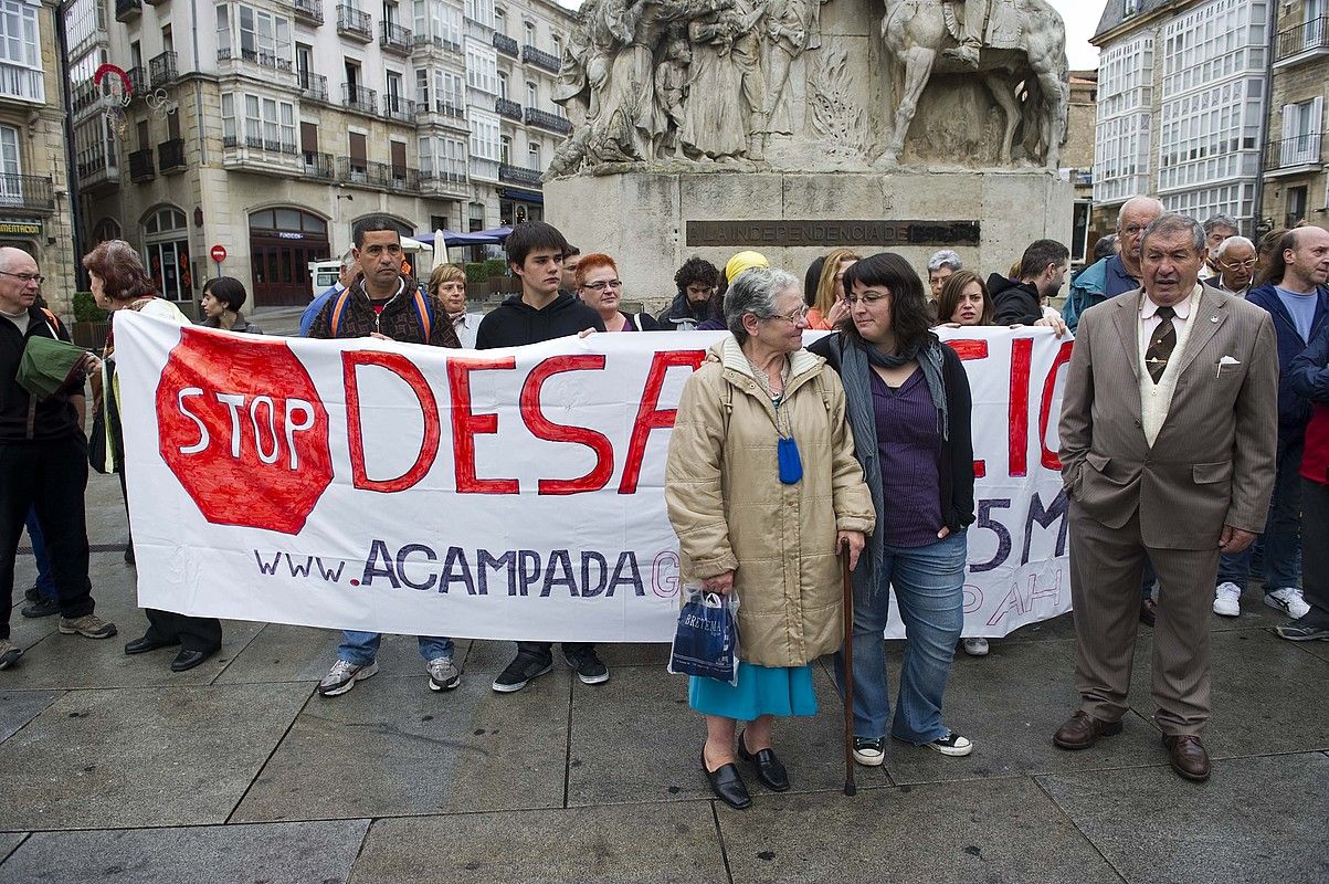 Etxea galtzeko zorian egon zen andrazkoa, atzo, sostengua ematera joan zen jendearekin. JUANAN RUIZ / ARGAZKI PRESS.