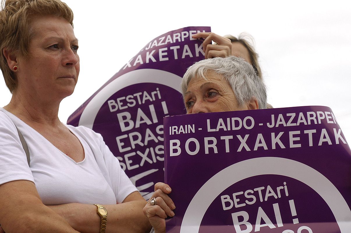 Baionako bestetan izandako bortxaketa kasu bat salatzeko bilkura, iaz. GAIZKA IROZ.