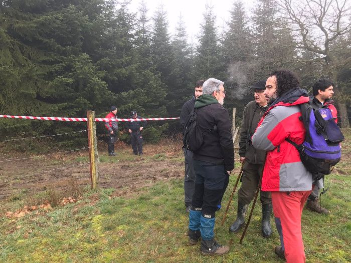 Jon Barcena bilatzeko gaur elkartu diren boluntarioetako batzuk, Urrunaga urtegiare inguruetan. BERRIA