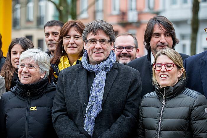 Carles Puigdemont Kataluniako presidentea eta, haren ezkerrean, Elsa Artadi JxCko parlamentaria, Bruselan, urtarrilaren 12an. STEPHANIE LECOCQ, EFE