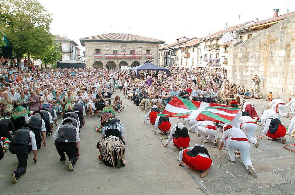 2006an Otxandioko herriak omenaldia egin zien bonbardaketan hildakoei. JON HERNAEZ / ARGAZKI PRESS.