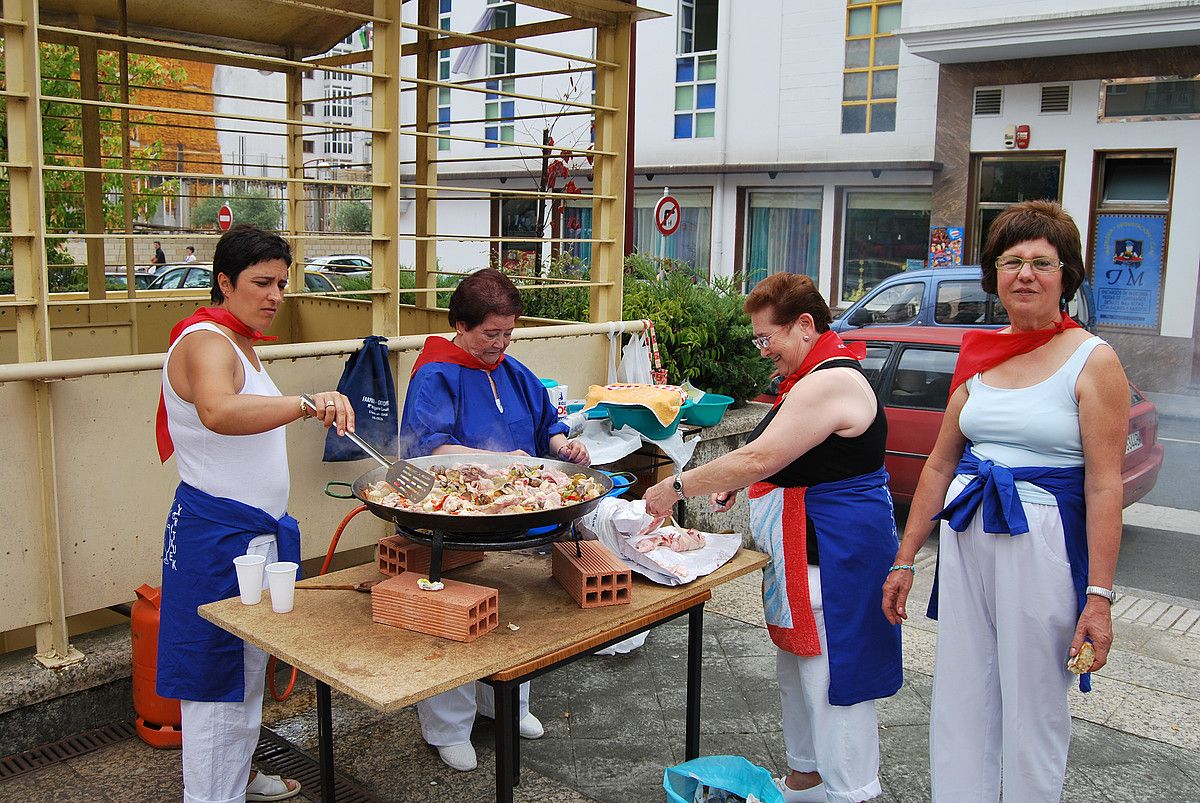 Emakume kuadrilla bat, paella prestatzen; biharko antolatu dute urteroko paella lehiaketa. BERRIA.