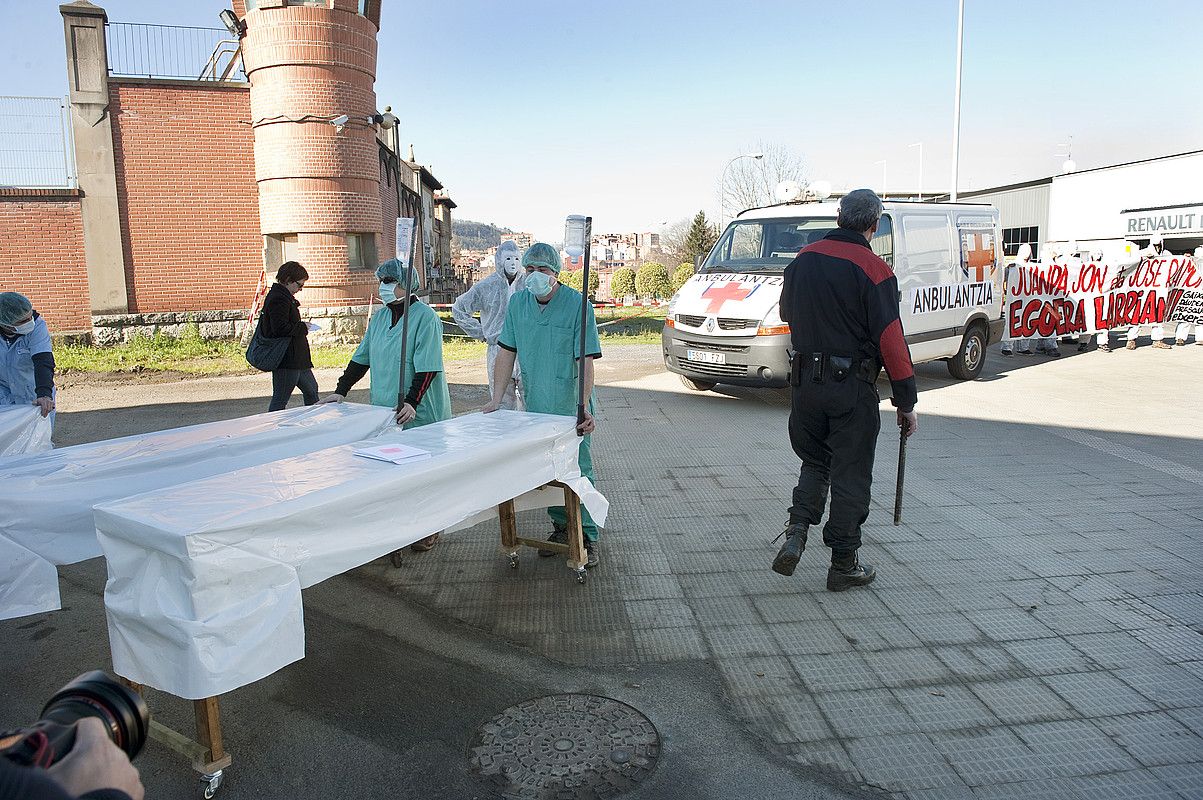 Gaixo dauden euskal presoak etxera eramateko eskatu zuten hainbat lagunek urtarrilean, Basauriko espetxearen atarian eginiko ekimen sinboliko batean bidez. JON HERNAEZ / ARGAZKI PRESS.