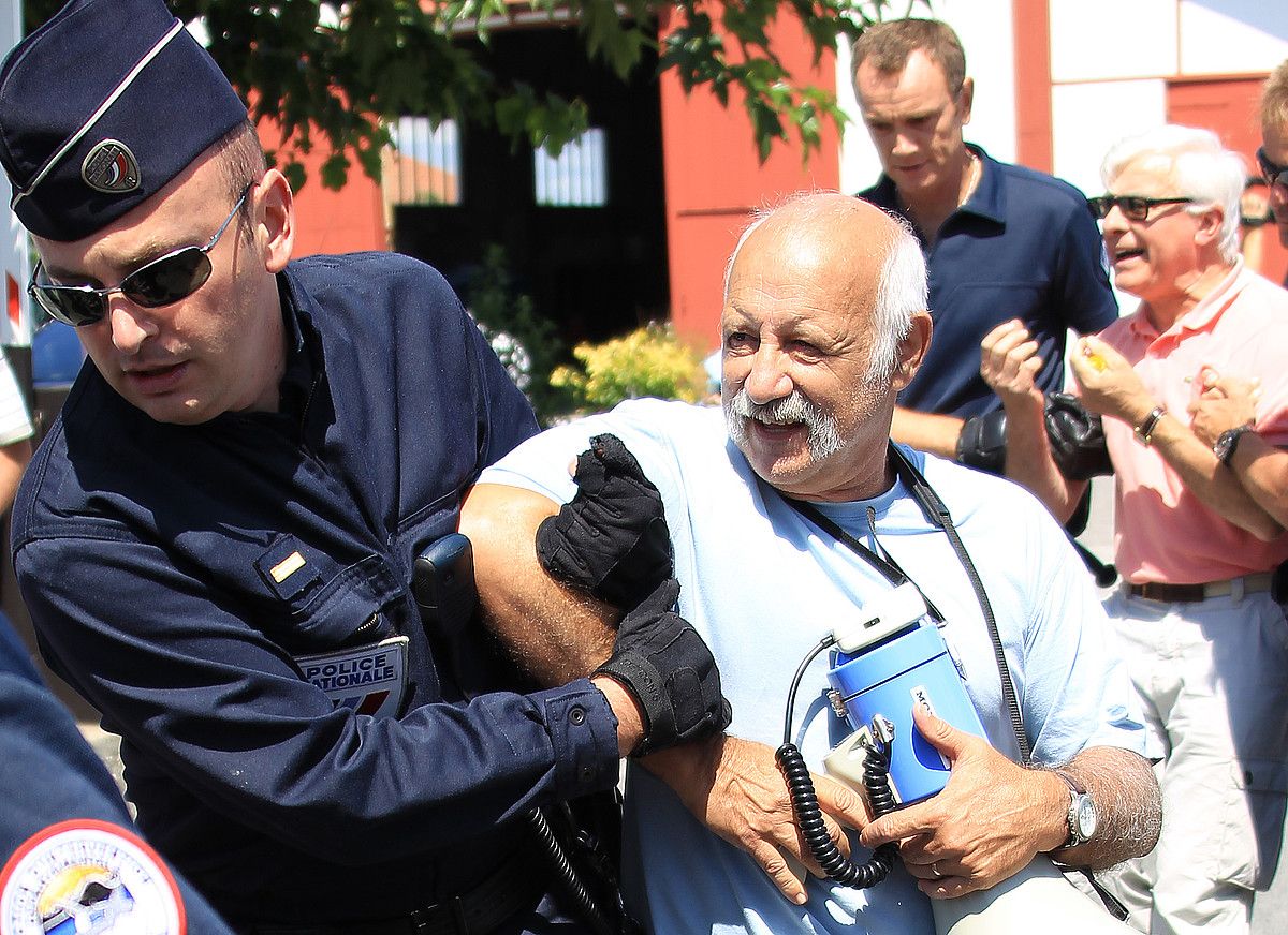 Poliziak CADEko kideak mugiarazi zituen atzo, Rousseten aurkako protestan. Irudian, Victor Pachon. BOB EDME.