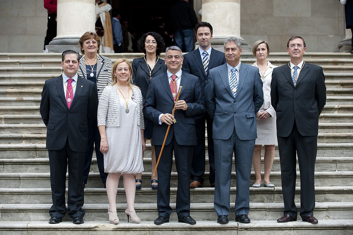 Javier Ruiz de Arbulo, Itziar Lamarain, Marta Alaña, Alicia Ruiz de Infante, Javier de Andres (erdian), Borja Monje, Luis Viana, Marta Ruiz eta Jose Zurita. RAUL BOGAJO / ARGAZKI PRESS.