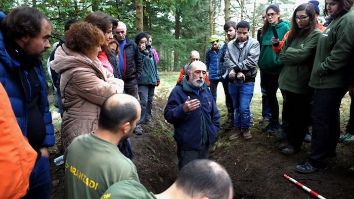 Paco Etxeberria Aranzadi elkarteko auzi medikua, Zeanuriko deshobiratzean, iazko azaroaren 18an. BERRIA