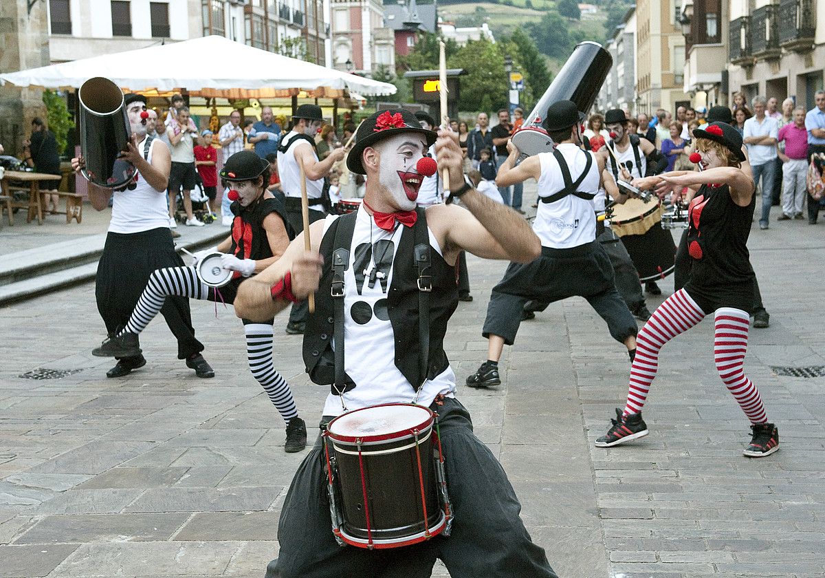 Zo-Zongoren azken ikuskizunean clown-a perkusioarekin batera uztartzen dute. JON HERNAEZ / ARGAZKI PRESS.