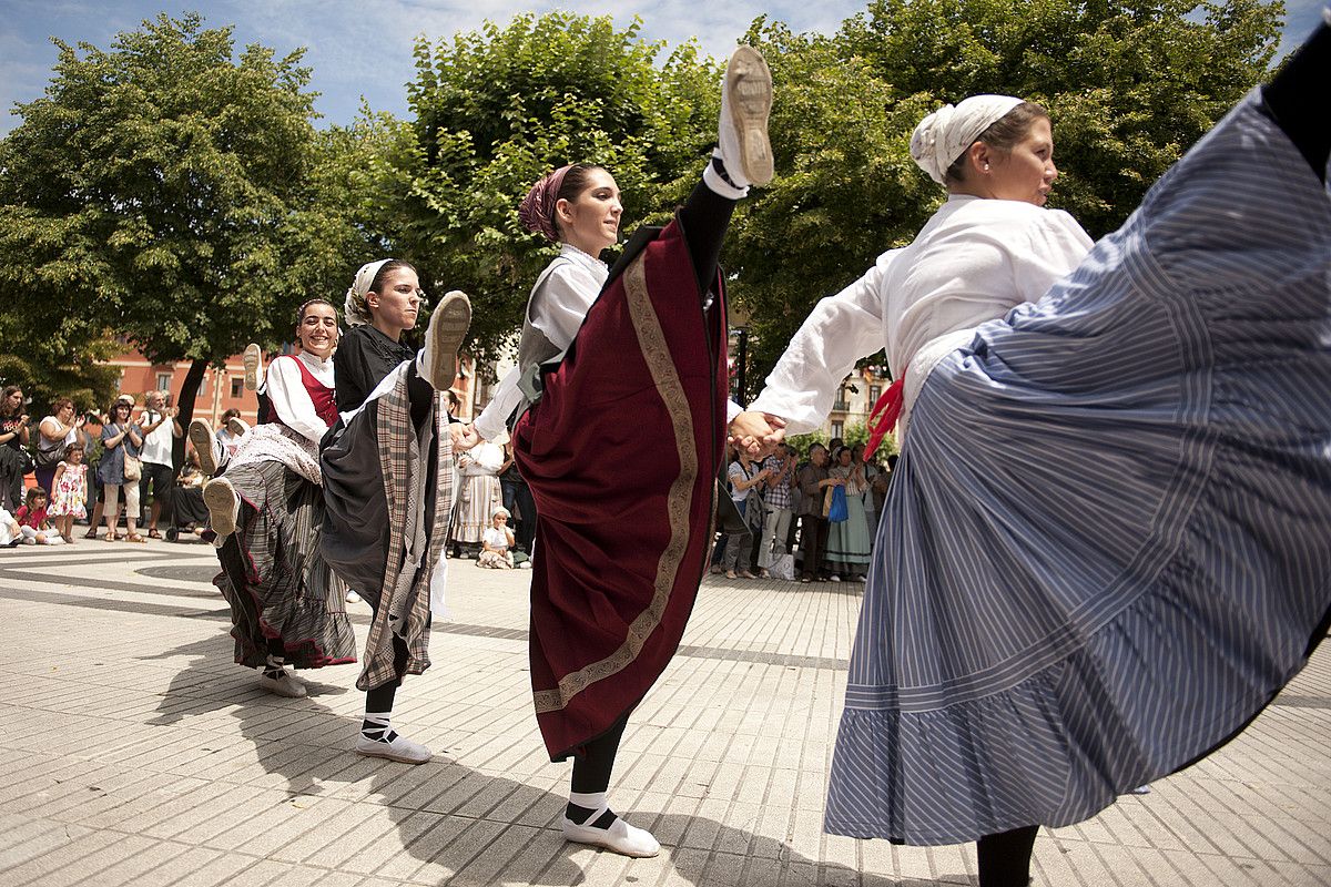 Eguerdian, neskek sokadantza eskaini zuten Zumardian. GARI GARAIALDE / ARGAZKI PRESS.