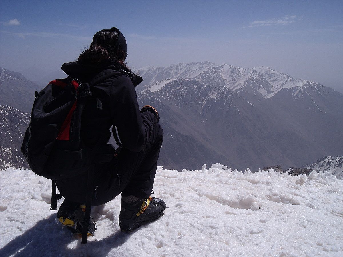 Toubkal mendiko gailurretik, inguruko mendi elurtuei begira. P. IRIGARAI - X. MURUA BERRA.