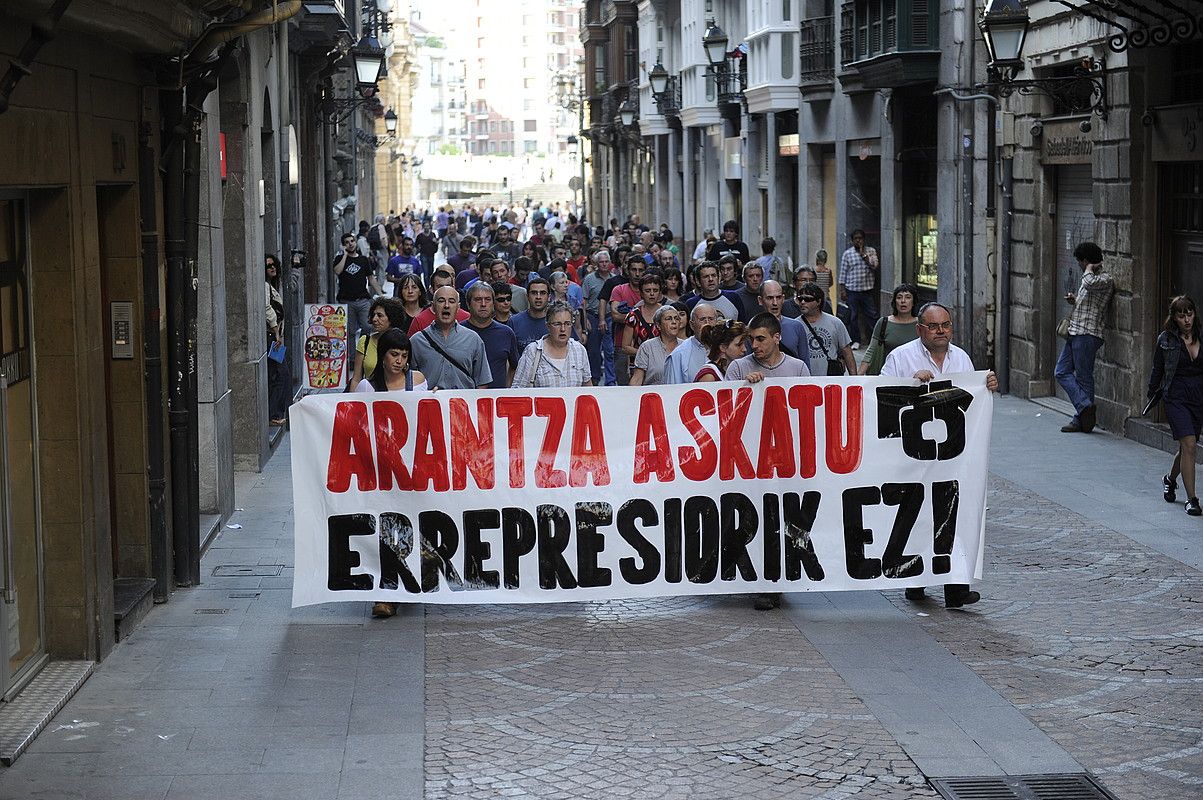 Zuluetaren espetxeratzea salatzeko atzo Bilbon egindako manifestazioa. MARISOL RAMIREZ / ARGAZKI PRESS.