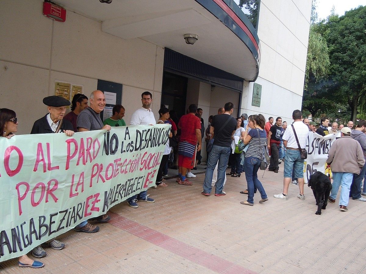 Protesta egin zuten Barakaldon, atzo. BERRI-OTXOAK.