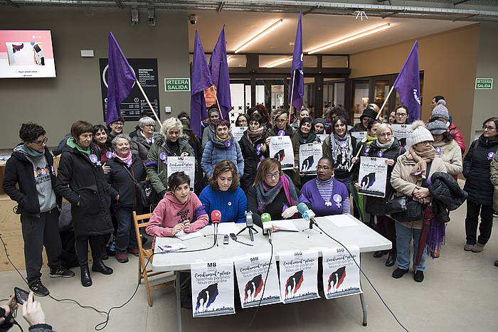 Euskal Herriko mugimendu feministako ordezkariak, gaur, graba aurkezpenaren agerraldian. JUAN CARLOS RUIZ, ARGAZKI PRESS