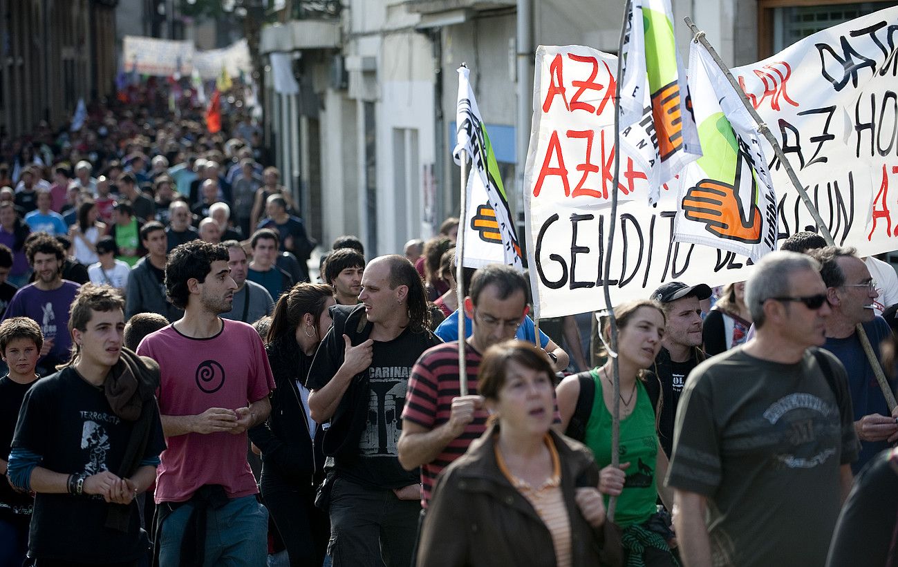 AHT Gelditu! Elkarlanak ekainean egin zuen manifestazioa Arrasaten. RAUL BOGAJO / ARGAZKI PRESS.