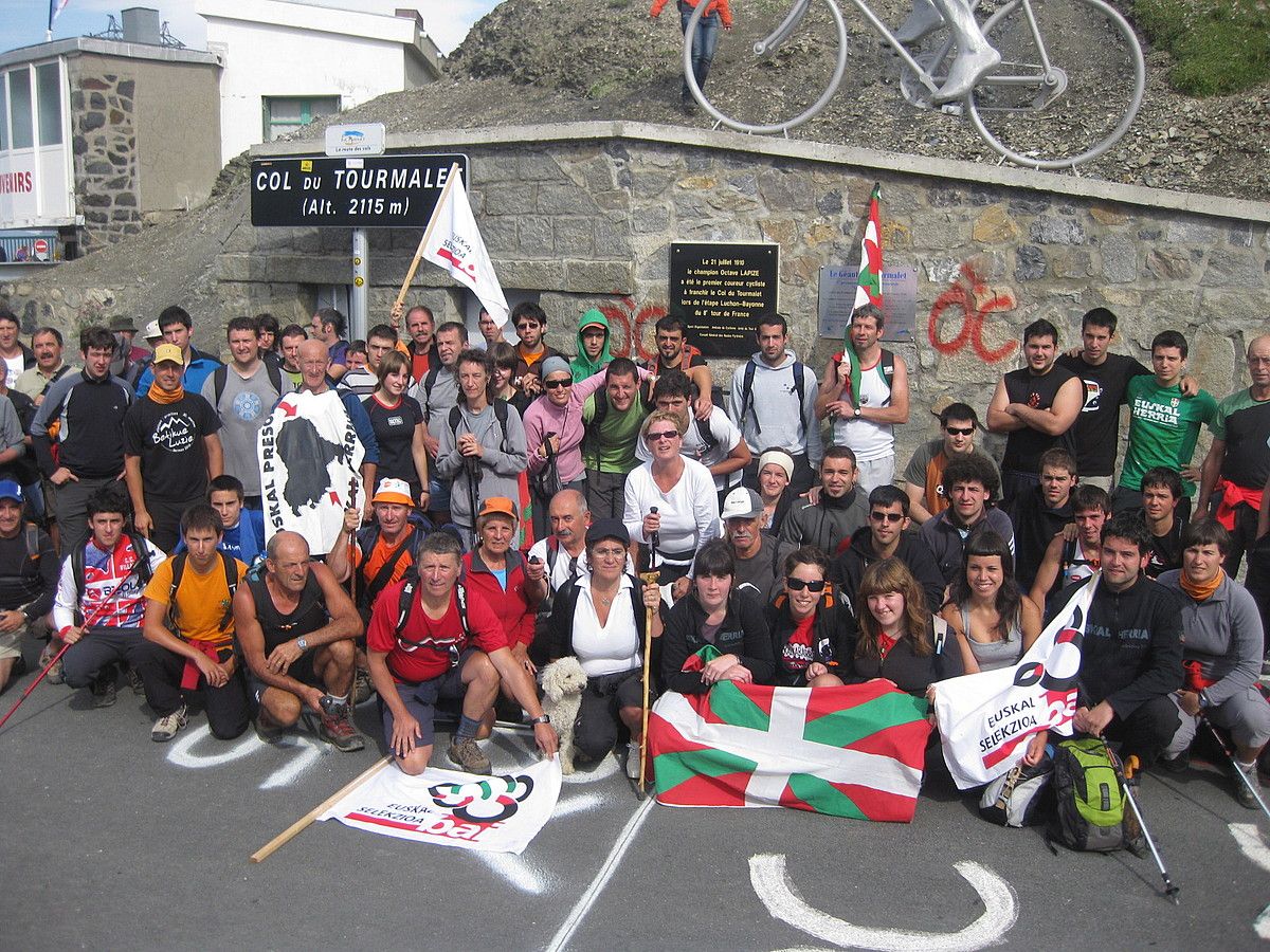 ESAITek iaz antolatu zuen bizikleta martxan parte hartu zuen jendea, Tourmalet gainean. ESAIT.