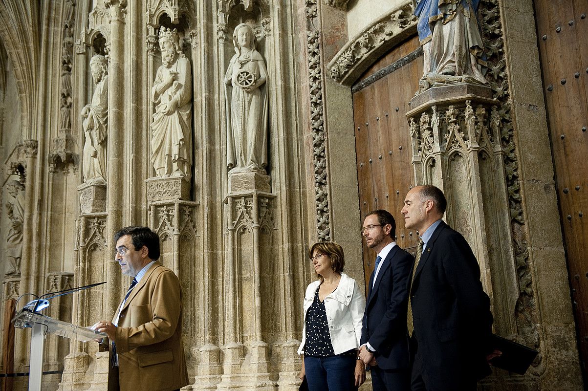 Agustin Azkarate, Blanca Urgell, Javier Maroto eta Iñaki Goirizelaia, Santa Maria katedralean. RAUL BOGAJO / ARP.