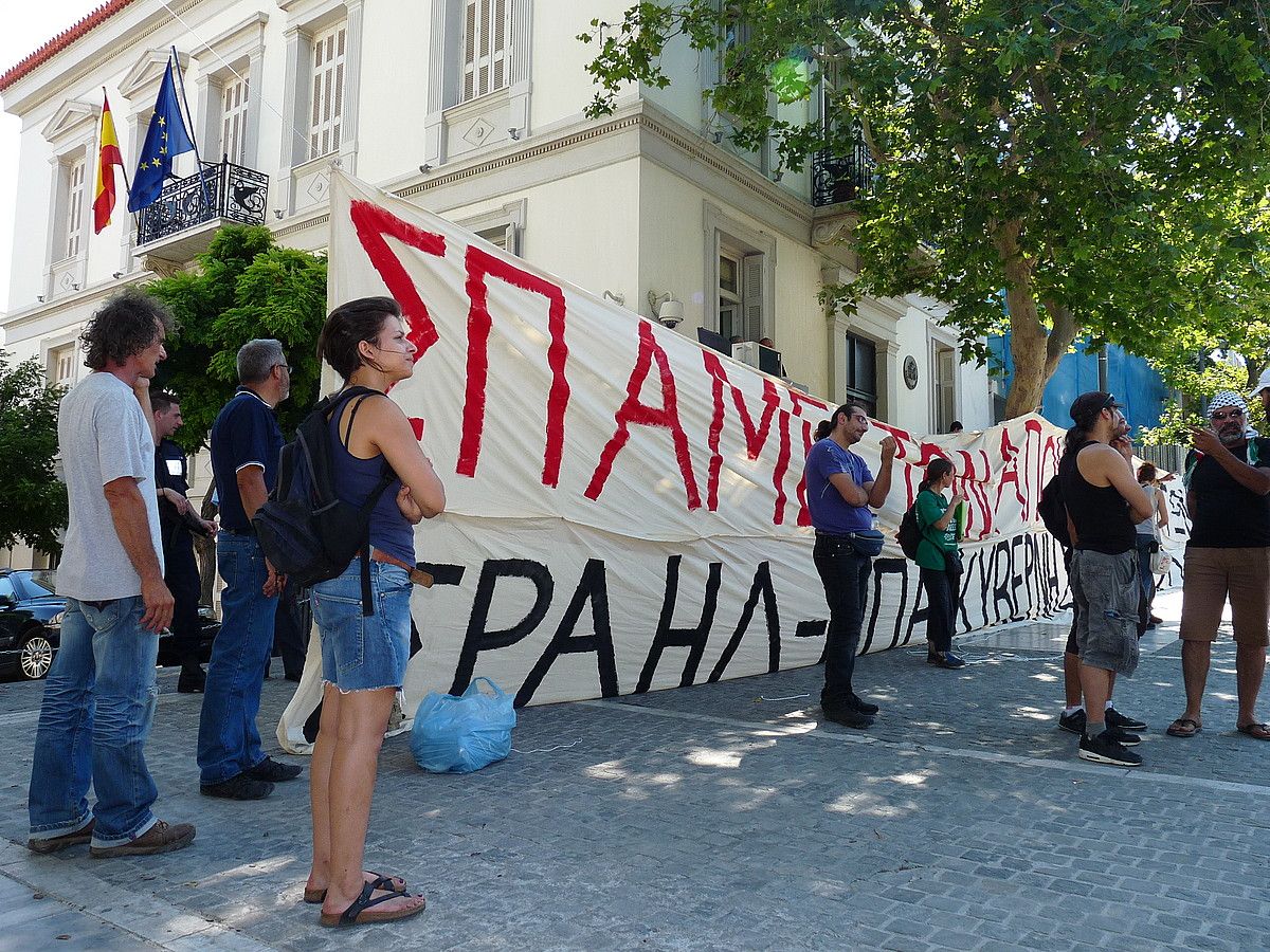 Atzoko elkarretaratzea, Atenasen. BERRIA.