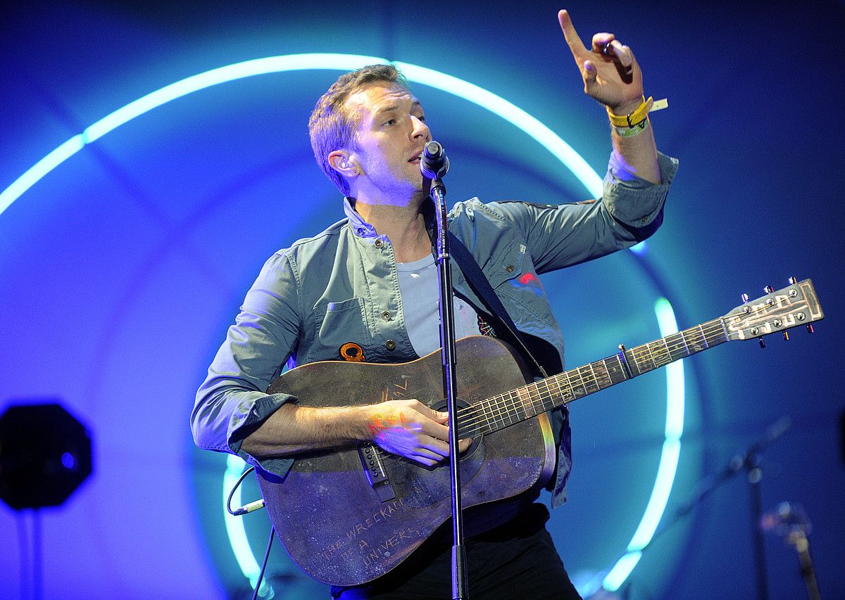 Coldplay taldeko abeslari Chris Martin, Kobetamendiko emanaldian. MONIKA DEL VALLE / ARGAZKI PRESS.