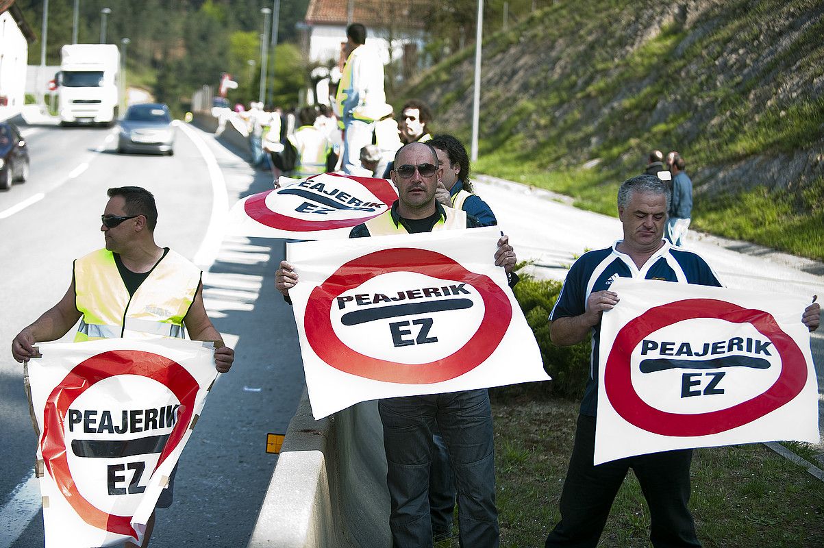 Kamioilariek bidesarien aurka egindako protesta. JUAN CARLOS RUIZ / ARGAZKI PRESS.