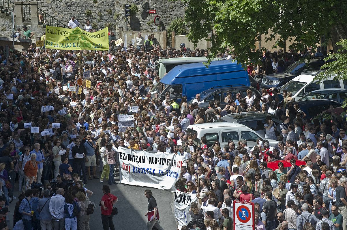 Hezkuntzako murrizketen aurkako protesta, orain bi aste, Iruñean. LANDER FERNANDEZ ARROIABE / ARGAZKI PRESS.