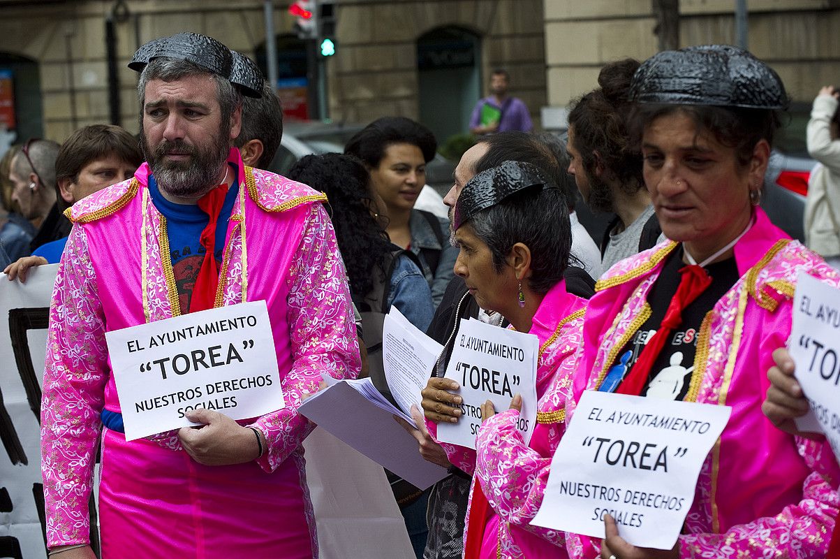 Mozorrotuta egin zuten protesta. LUIS JAUREGIALTZO / ARP.