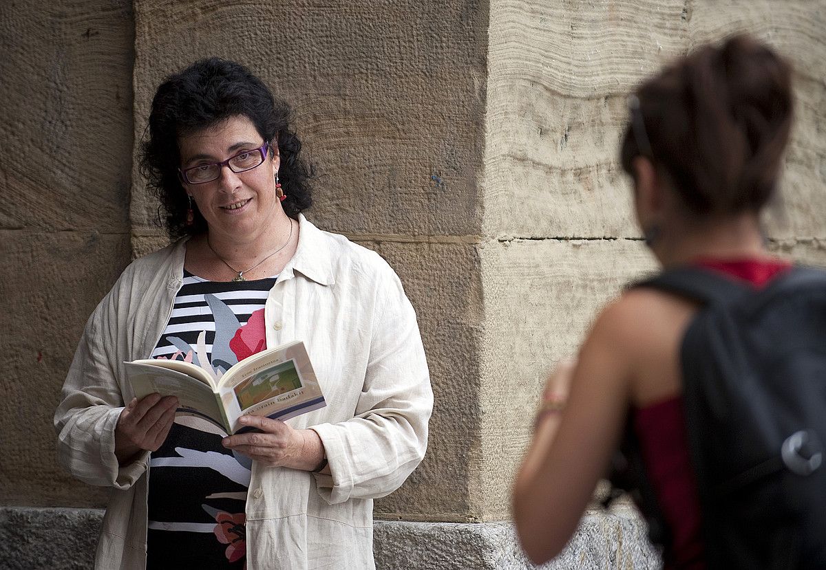 Poesiagintzan 30 urteko ibilbidea egina du Tere Irastortzak. Pamiela argitaletxearekin kaleratu du Eta orain badakit poema liburu berria. JUAN CARLOS RUIZ / ARP.