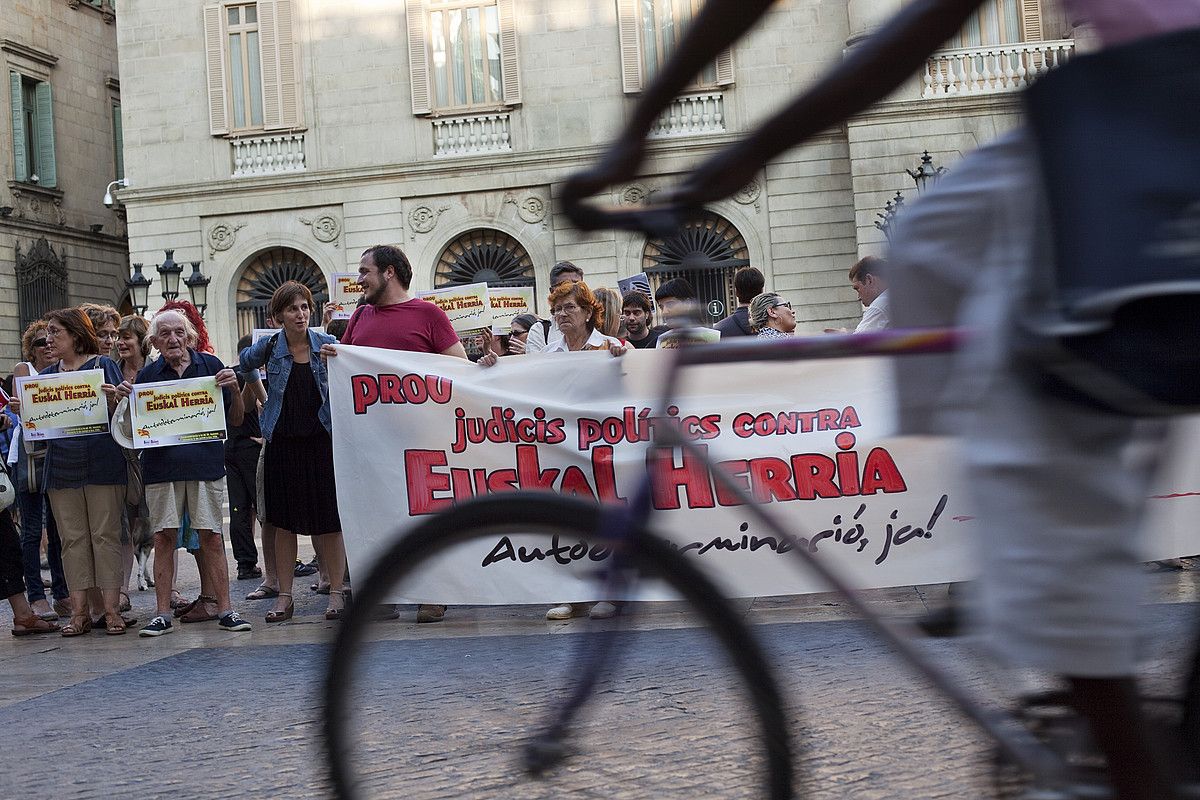 Bartzelonako Sant Jaume plazan atzo arratsaldean egin zuten elkarretaratzea. ORIOL CLAVERA.